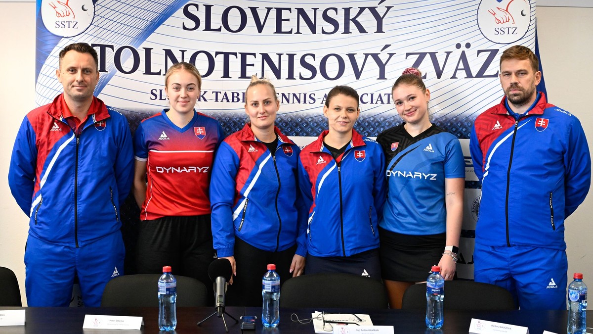 Ľubomír Pištej, Ema Labošová Barbora Balážová, Nikoleta Puchovanová, Tatiana Kukuľková a tréner slovenskej stolnotenisovej reprezentácie Peter Šereda.