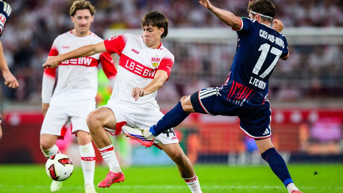 Futbalista Leo Sauer (uprostred) z Stuttgartu a Alessio Castro-Montes (vpravo) z Kolína počas zápasu 2. kola nemeckej Bundesligy VfB Stuttgart – 1. FC Kolín.
