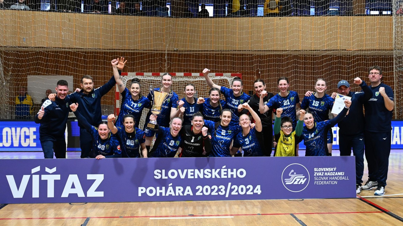 Radosť hráčok Michaloviec po víťazstve v pohári po skončení zápasu finále Slovenského pohára žien medzi žien MŠK Iuventa Michalovce - HC DAC Dunajská Streda.