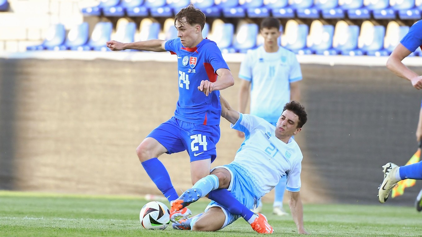 Na snímke vľavo Leo Sauer (Slovensko) a vpravo Michael Battistini (San Maríno) bojujú o loptu počas prípravného futbalového zápasu Slovensko - San Maríno.