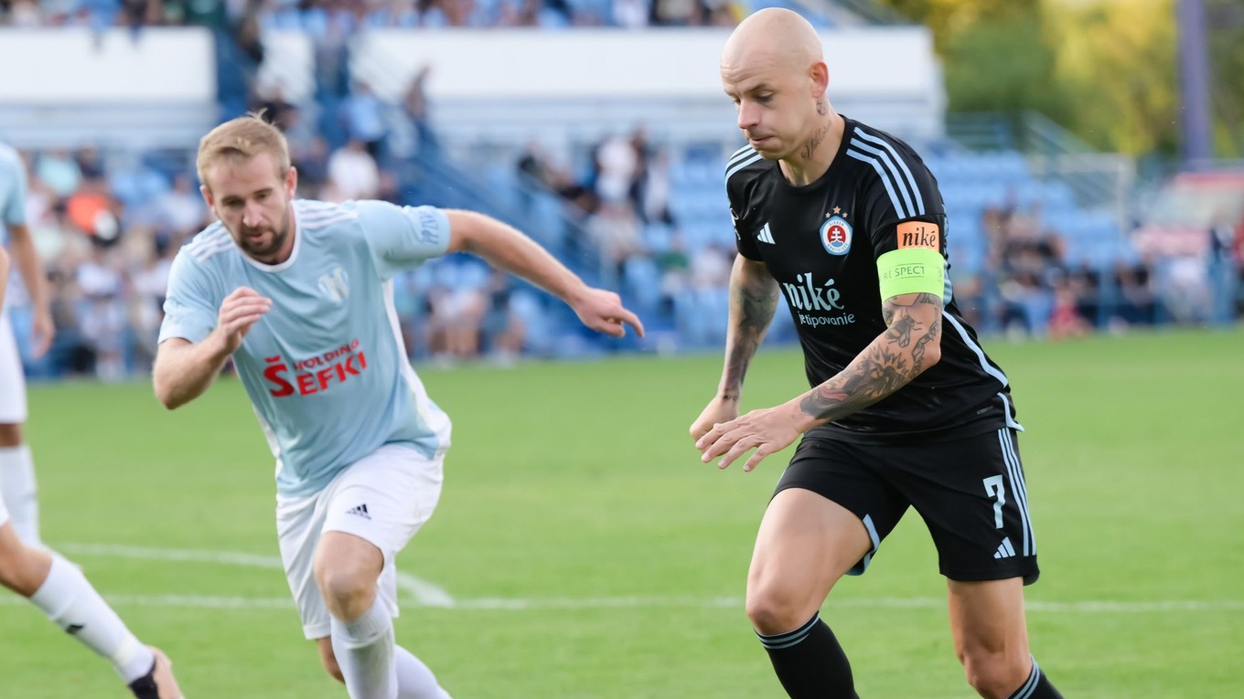 Na snímke zľava Oleksii Osypenko (Nitra) a Vladimír Weiss ml. (Slovan) v 2. kole Slovenského pohára - Slovnaft Cup-u vo futbale AC Nitra - ŠK Slovan Bratislava.