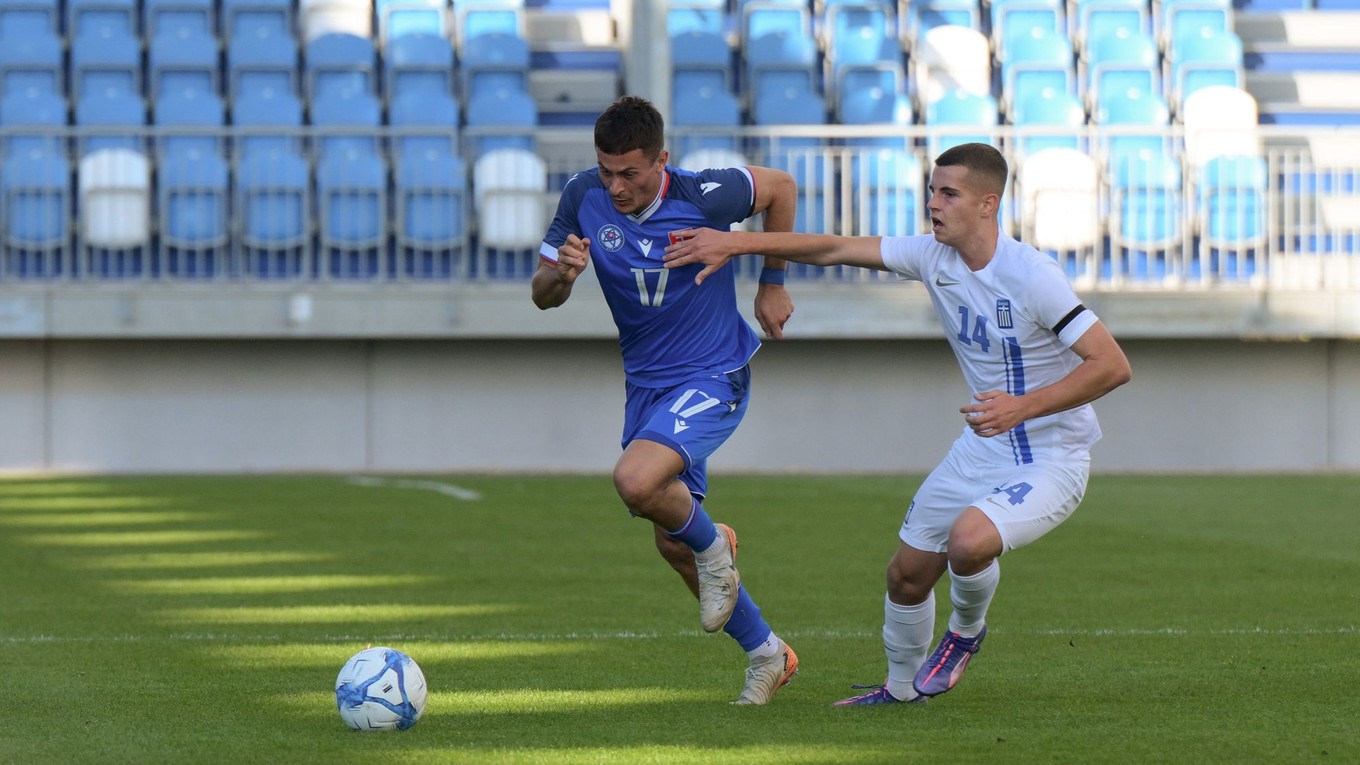 Adrián Kaprálik (vľavo) a Christos Mouzakitis v prípravnom zápase Slovensko U21 - Grécko U21.