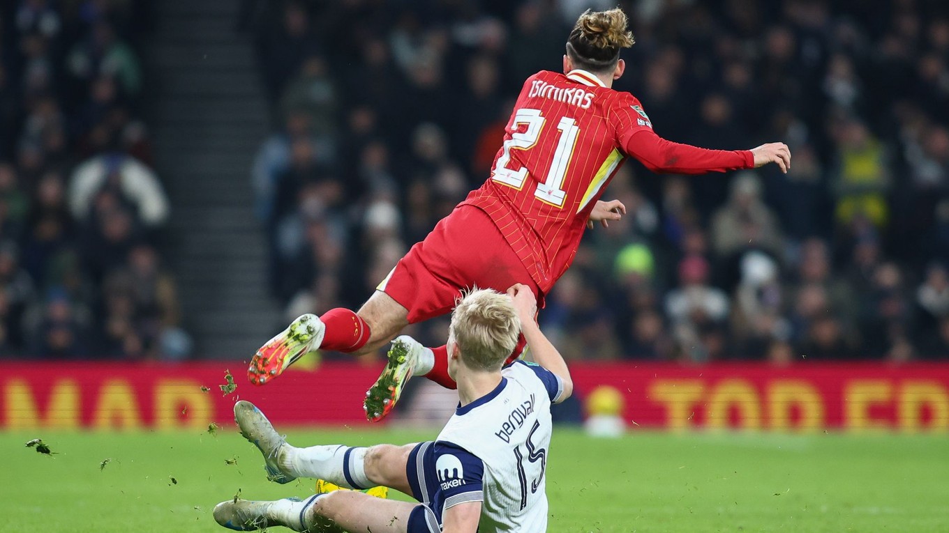 Lucas Bergvall v súboji s Kostasom Tsimikasom v zápase Tottenham - Liverpool. 