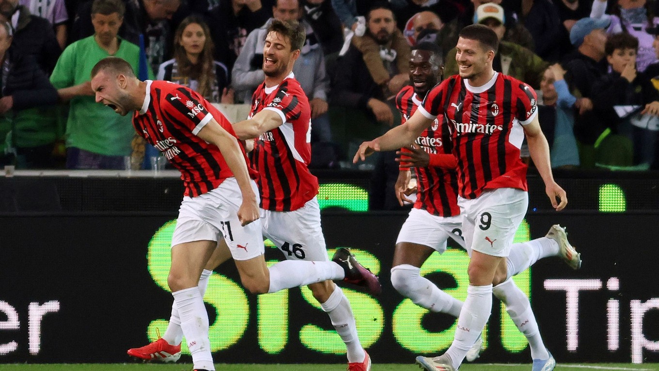 Hráči AC Miláno oslavujú gól