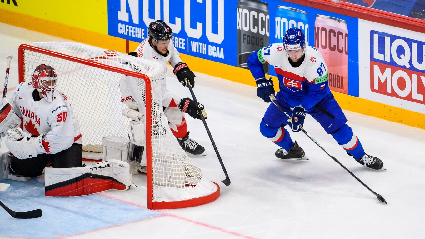 Jordan Binnington a Pavol Regenda  v zápase Slovensko - Kanada na MS v hokeji 2025. 