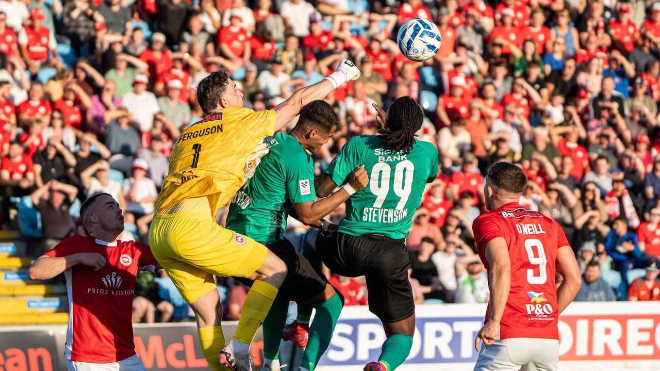 Momentka zo zápasu Larne FC - FK Auda v 1. predkole Konferenčnej ligy.