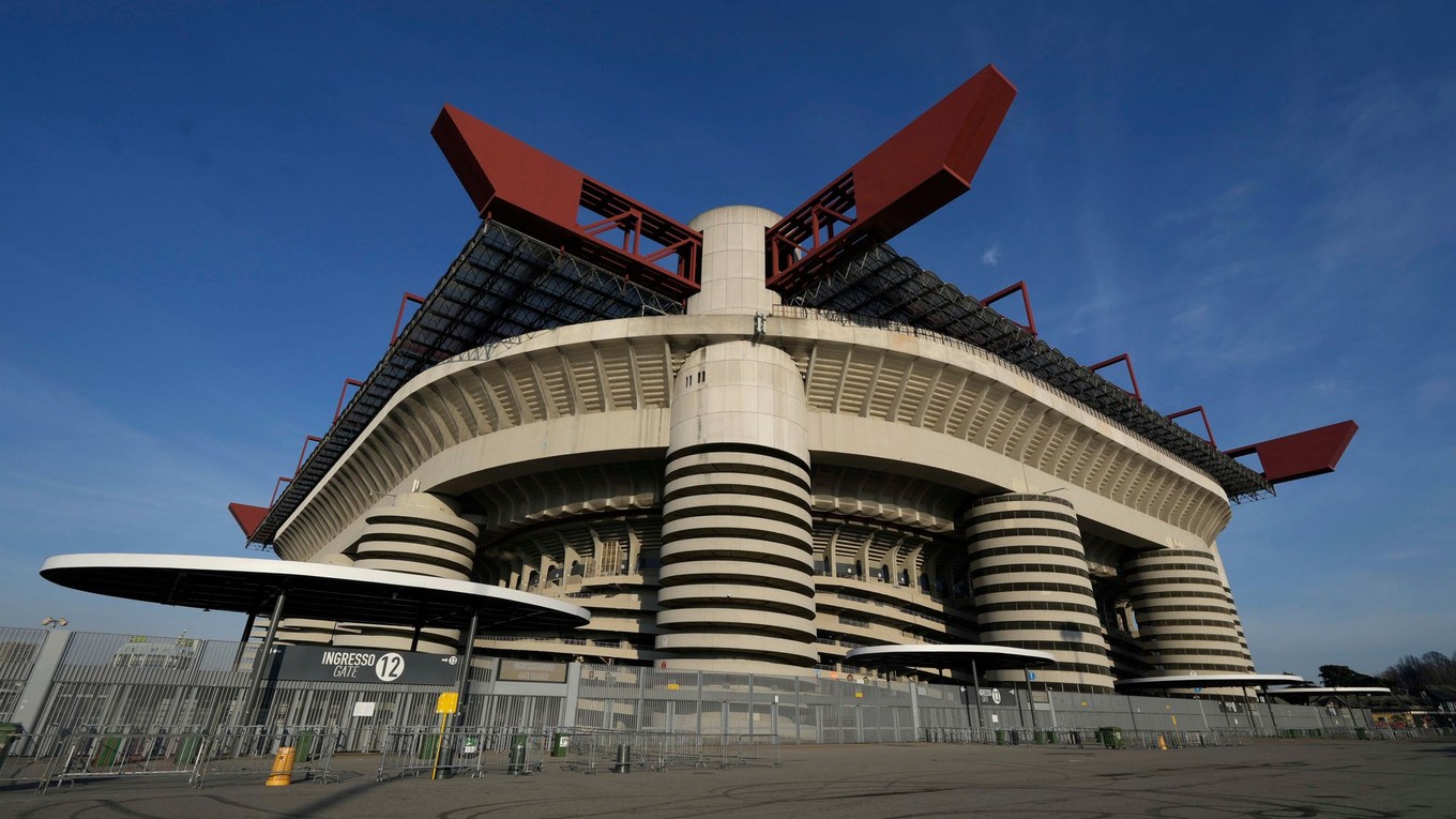 Pohľad zvonku na štadión San Siro, miesto otváracieho ceremoniálu Zimných olympijských hier.