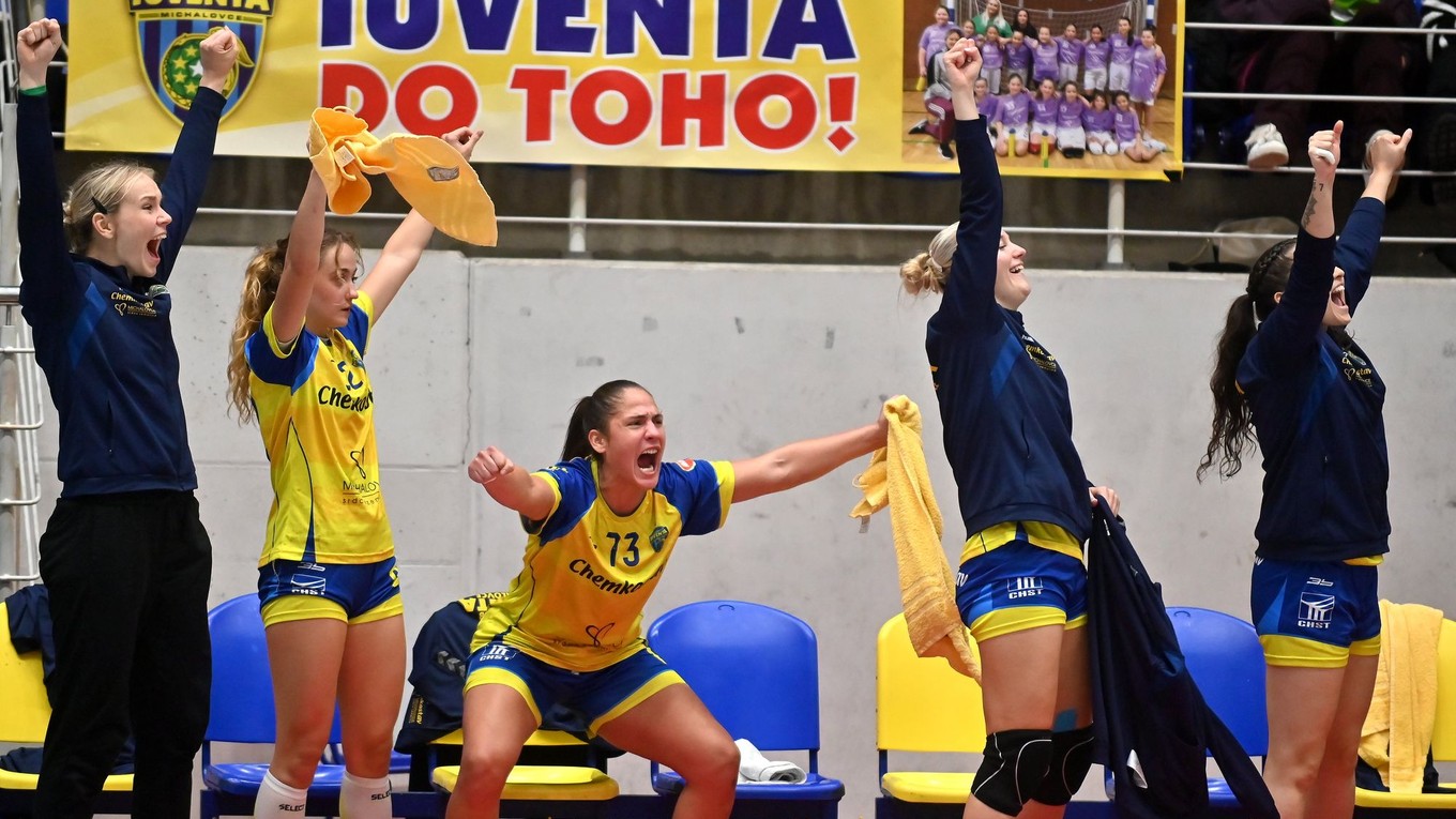 Na snímke hráčky Michaloviec sa tešia z gólu.