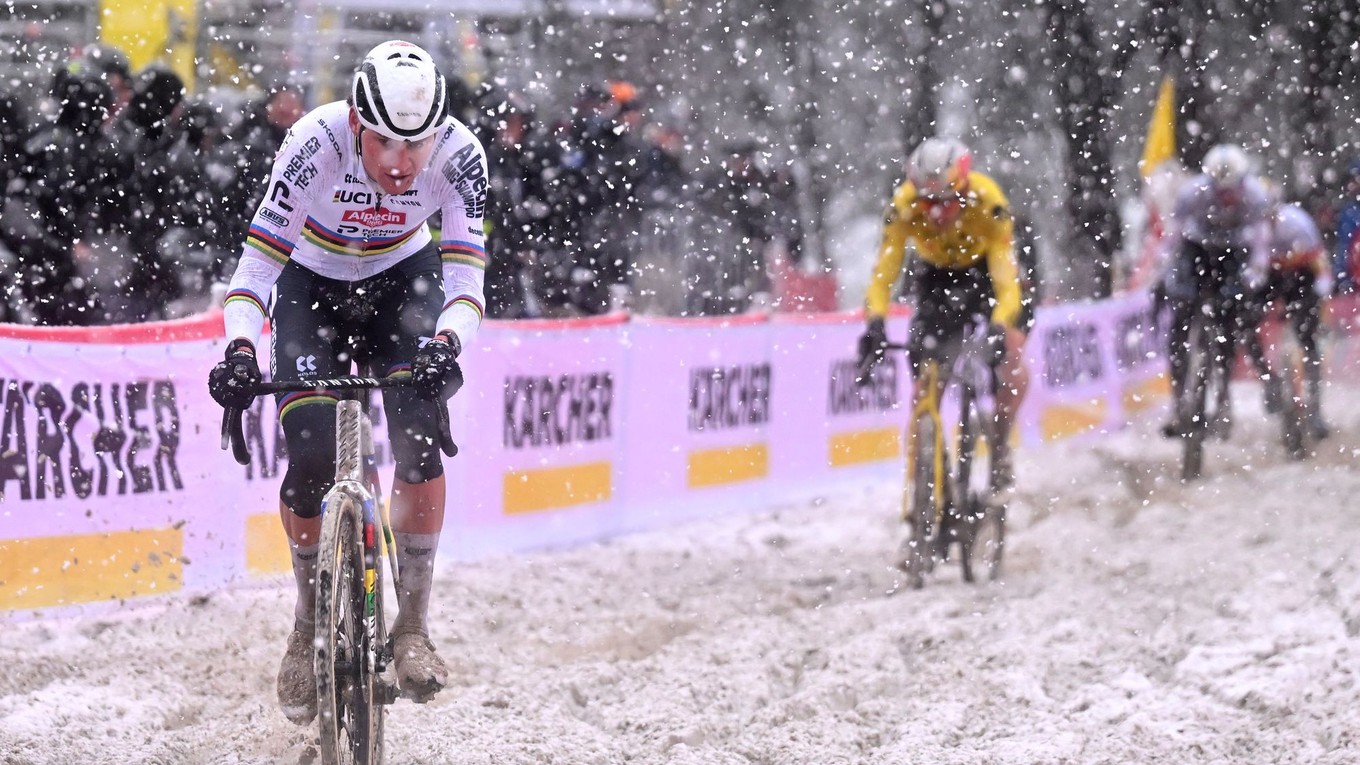 Mathieu van der Poel pred Woutom van Aertom počas zasnežených pretekov v cyklokrose.