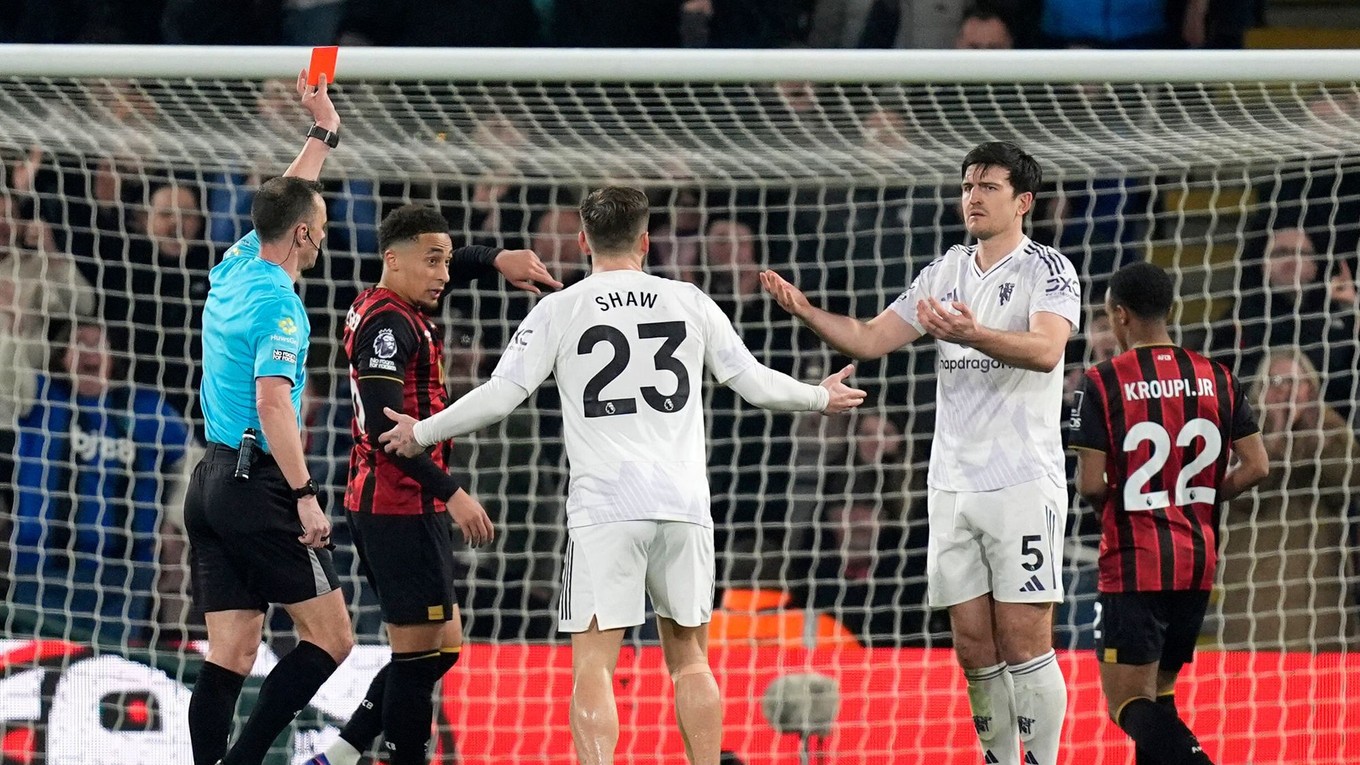Harry Maguire z Manchester United (číslo 5) je vylúčený počas zápasu Premier League proti AFC Bournemouth.