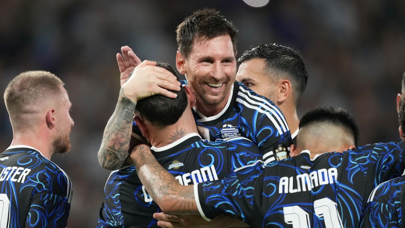 Lionel Messi sa teší so spoluhráčmi z gólu.