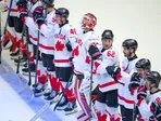 Sklamaní hokejisti Kanady po prehre vo štvrťfinále proti Dánsku na MS v hokeji 2025. 
