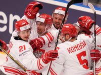 Gólové oslavy Kamila Walegu s jeho spoluhráčmi v zápase Kazachstan - Poľsko na MS v hokeji 2024.