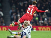 Lucas Bergvall v súboji s Kostasom Tsimikasom v zápase Tottenham - Liverpool. 