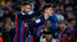 Futbalisti FC Barcelona, zľava Jordi Alba a Gavi. 
