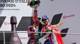 Francesco Bagnaia oslavuje po triumfe na Veľkej cene Talianska 2024.