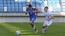 Adrián Kaprálik (vľavo) a Christos Mouzakitis v prípravnom zápase Slovensko U21 - Grécko U21.