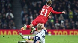 Lucas Bergvall v súboji s Kostasom Tsimikasom v zápase Tottenham - Liverpool. 