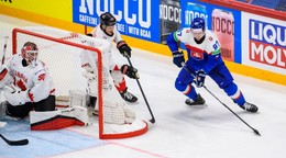 Jordan Binnington a Pavol Regenda  v zápase Slovensko - Kanada na MS v hokeji 2025. 