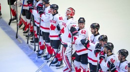 Sklamaní hokejisti Kanady po prehre vo štvrťfinále proti Dánsku na MS v hokeji 2025. 