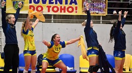 Na snímke hráčky Michaloviec sa tešia z gólu.