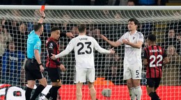 Harry Maguire z Manchester United (číslo 5) je vylúčený počas zápasu Premier League proti AFC Bournemouth.