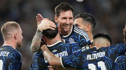 Lionel Messi sa teší so spoluhráčmi z gólu.