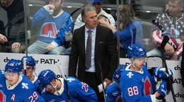 Tréner Jared Bednar a jeho hráči Colorada.