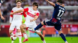 Futbalista Leo Sauer (uprostred) z Stuttgartu a Alessio Castro-Montes (vpravo) z Kolína počas zápasu 2. kola nemeckej Bundesligy VfB Stuttgart – 1. FC Kolín.