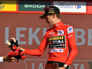 Sepp Kuss v červenom drese na Vuelta 2023.