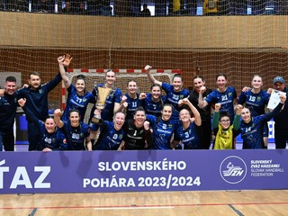 Radosť hráčok Michaloviec po víťazstve v pohári po skončení zápasu finále Slovenského pohára žien medzi žien MŠK Iuventa Michalovce - HC DAC Dunajská Streda.