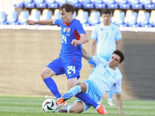 Na snímke vľavo Leo Sauer (Slovensko) a vpravo Michael Battistini (San Maríno) bojujú o loptu počas prípravného futbalového zápasu Slovensko - San Maríno.