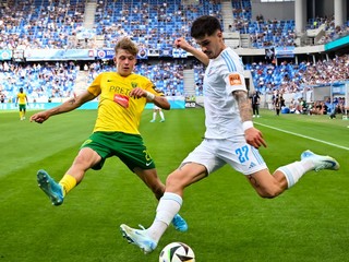 Timotej Hranica (MŠK Žilina) a Matúš Vojtko (ŠK Slovan Bratislava) počas zápasu 6. kola.