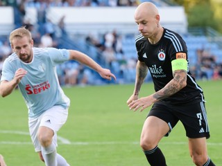 Na snímke zľava Oleksii Osypenko (Nitra) a Vladimír Weiss ml. (Slovan) v 2. kole Slovenského pohára - Slovnaft Cup-u vo futbale AC Nitra - ŠK Slovan Bratislava.