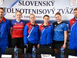 Ľubomír Pištej, Ema Labošová Barbora Balážová, Nikoleta Puchovanová, Tatiana Kukuľková a tréner slovenskej stolnotenisovej reprezentácie Peter Šereda.