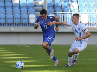 Adrián Kaprálik (vľavo) a Christos Mouzakitis v prípravnom zápase Slovensko U21 - Grécko U21.