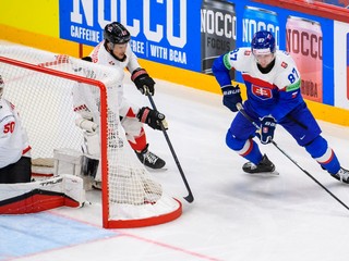 Jordan Binnington a Pavol Regenda  v zápase Slovensko - Kanada na MS v hokeji 2025. 