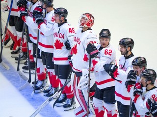 Sklamaní hokejisti Kanady po prehre vo štvrťfinále proti Dánsku na MS v hokeji 2025. 