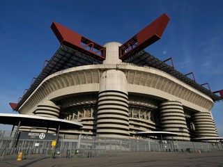 Pohľad zvonku na štadión San Siro, miesto otváracieho ceremoniálu Zimných olympijských hier.