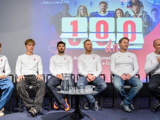 Zľava skokani na lyžiach Mária Kapustíková, Hektor Kapustík, lyžiari Andreas Žampa, Adam Žampa, tréner slovenskej mužskej hokejovej reprezentácie Vladimír Országh a šéf slovenskej výpravy Roman Buček počas tlačovej konferencie