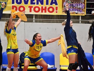 Na snímke hráčky Michaloviec sa tešia z gólu.