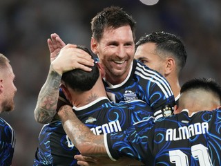 Lionel Messi sa teší so spoluhráčmi z gólu.