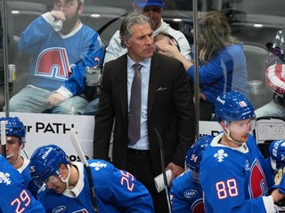 Tréner Jared Bednar a jeho hráči Colorada.