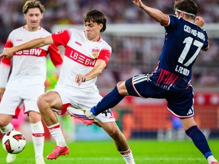 Futbalista Leo Sauer (uprostred) z Stuttgartu a Alessio Castro-Montes (vpravo) z Kolína počas zápasu 2. kola nemeckej Bundesligy VfB Stuttgart – 1. FC Kolín.