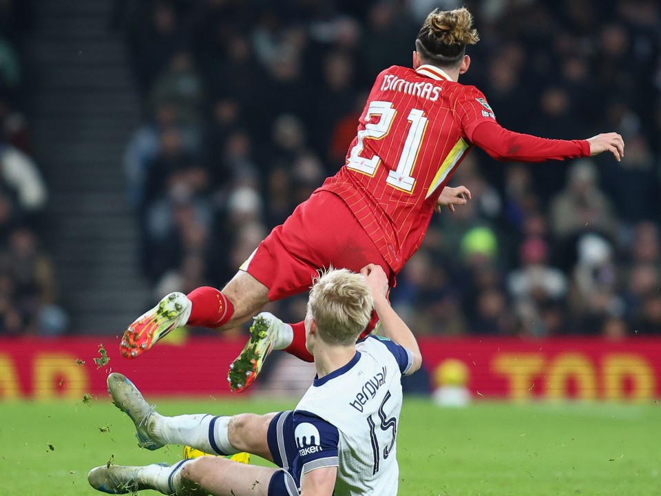 Lucas Bergvall v súboji s Kostasom Tsimikasom v zápase Tottenham - Liverpool. 