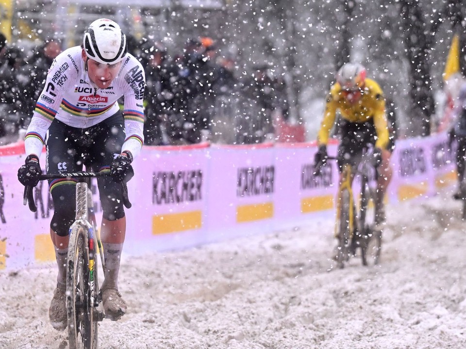 Mathieu van der Poel pred Woutom van Aertom počas zasnežených pretekov v cyklokrose.