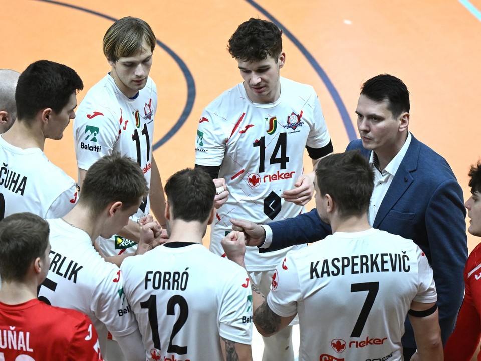 Hráči Komárna počas zápasu.