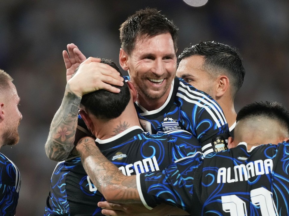 Lionel Messi sa teší so spoluhráčmi z gólu.