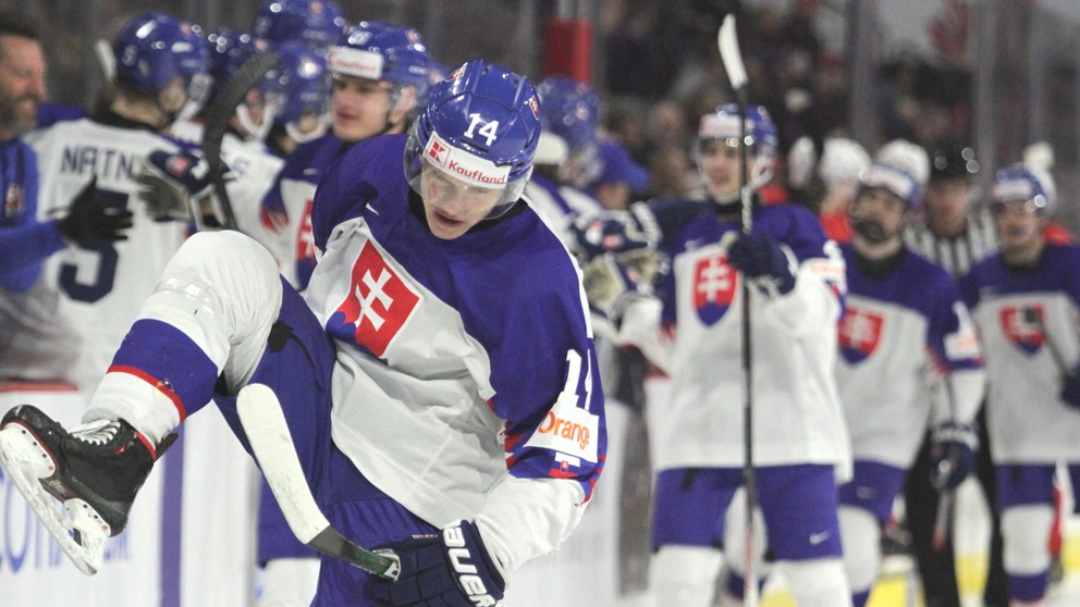 Adam Sýkora sa teší po strelenom góle v zápase Slovensko - Švajčiarsko na MS v hokeji do 20 rokov 2023.