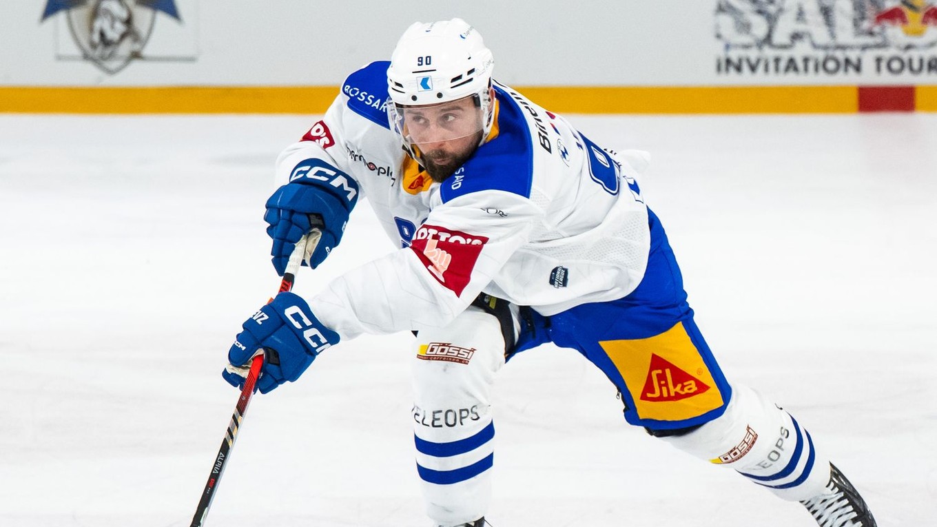 Slovenský hokejista Tomáš Tatar v drese švajčiarskeho Zugu.